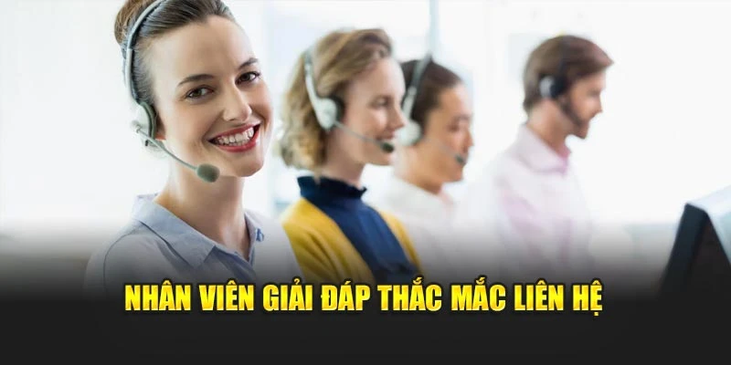Nhân viên giải đáp thắc mắc liên hệ